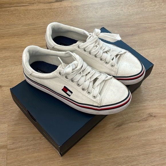 Tommy Hilfiger Shoes - Picture 1 of 5